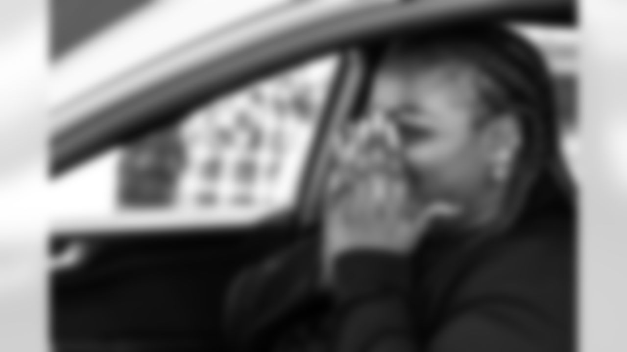 TAMPA, FL - January 02, 2026 - The Tampa Bay Buccaneers linebackers work with local partners to provide cars to families at AdventHealth Training Center. Photo By Kyle Zedaker/Tampa Bay Buccaneers