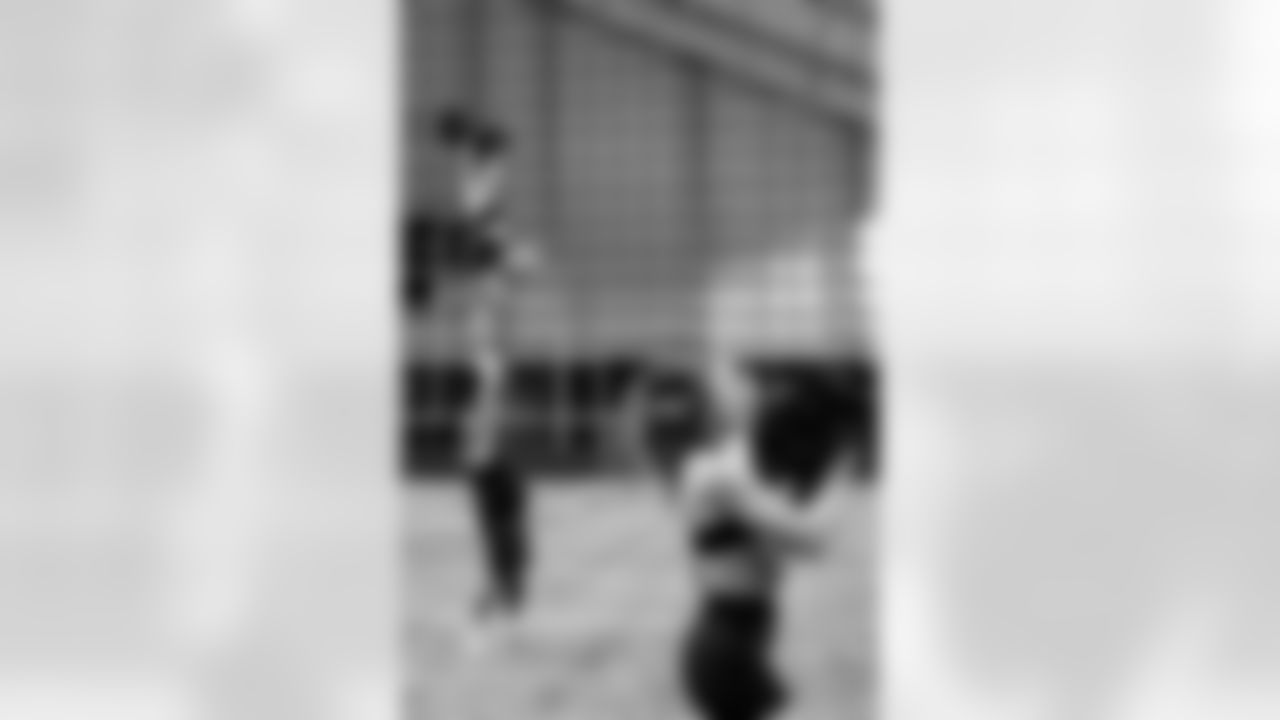 TAMPA, FL - November 20, 2025 - Tampa Bay Buccaneers Cheerleaders during Field Rehearsal at AdventHealth Training Center. Photo By Tori Richman/Tampa Bay Buccaneers