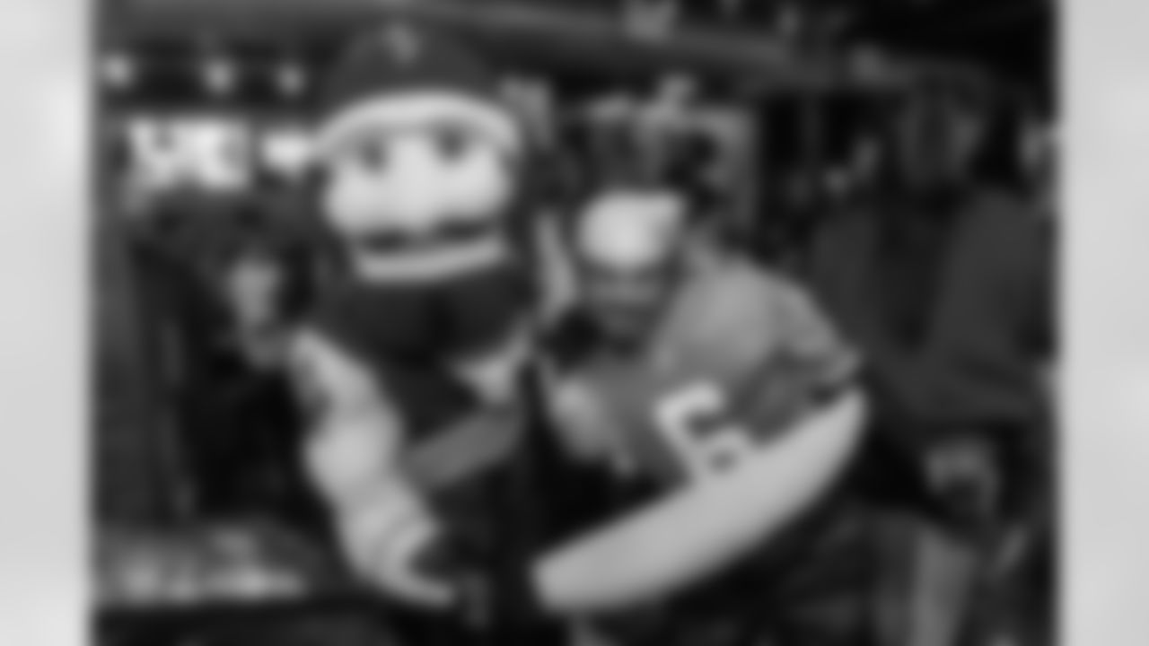 ST. PETERSBURG, FL - November 13, 2025 - Captain Fear during "Bucs Run" Raise The Flags event with Pinellas Run Club at Park & Rec in St. Petersburg. Photo By Doug DeFelice/Tampa Bay Buccaneers