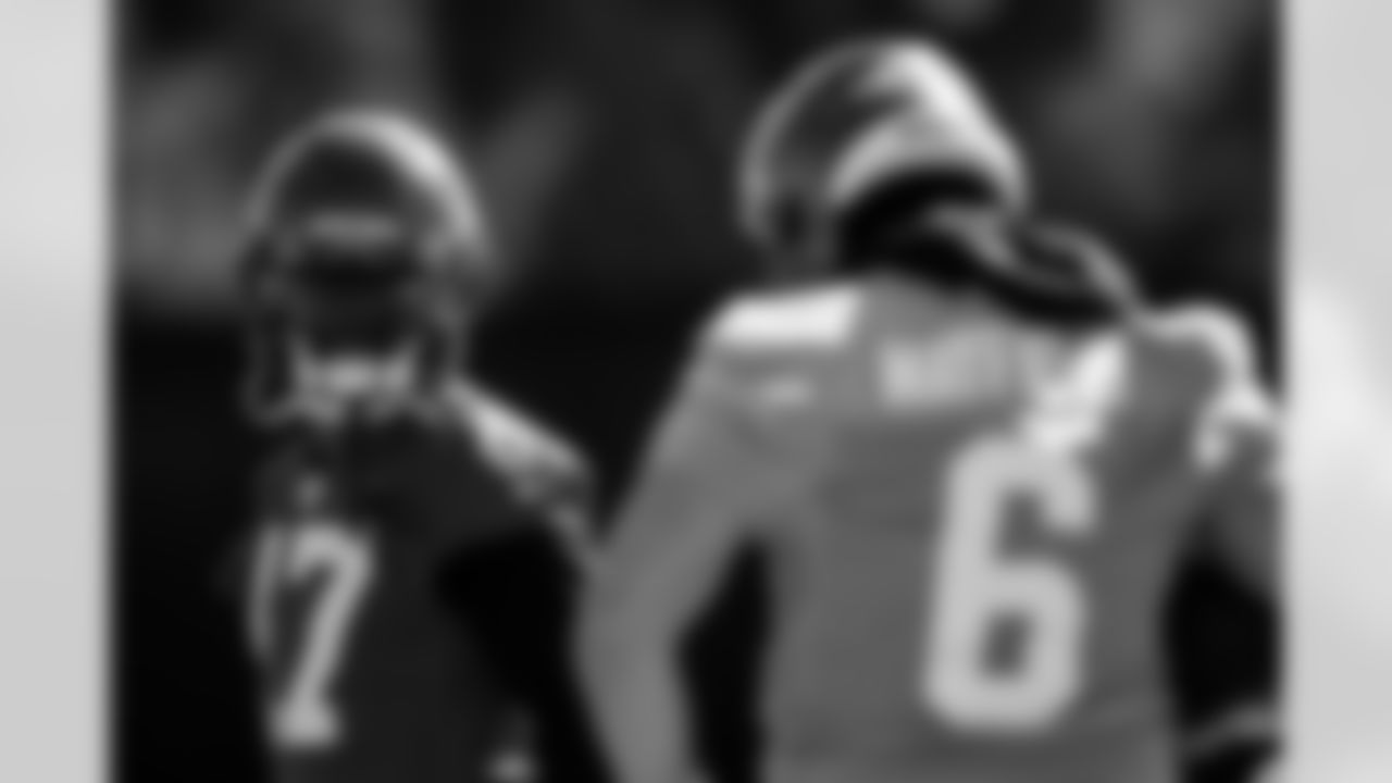 TAMPA, FL - November 13, 2025 - Wide Receiver Sterling Shepard #17 of the Tampa Bay Buccaneers during practice at AdventHealth Training Center. Photo By Kyle Zedaker/Tampa Bay Buccaneers