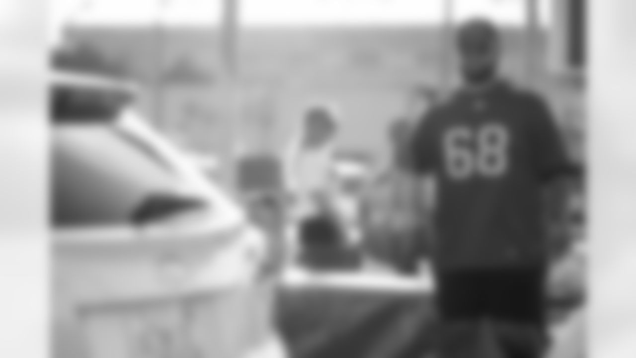 TAMPA, FL - November 25, 2025 - Guard Ben Bredeson #68 of the Tampa Bay Buccaneers during Turkey Time with the O-Line. Photo By Kyle Zedaker/Tampa Bay Buccaneers