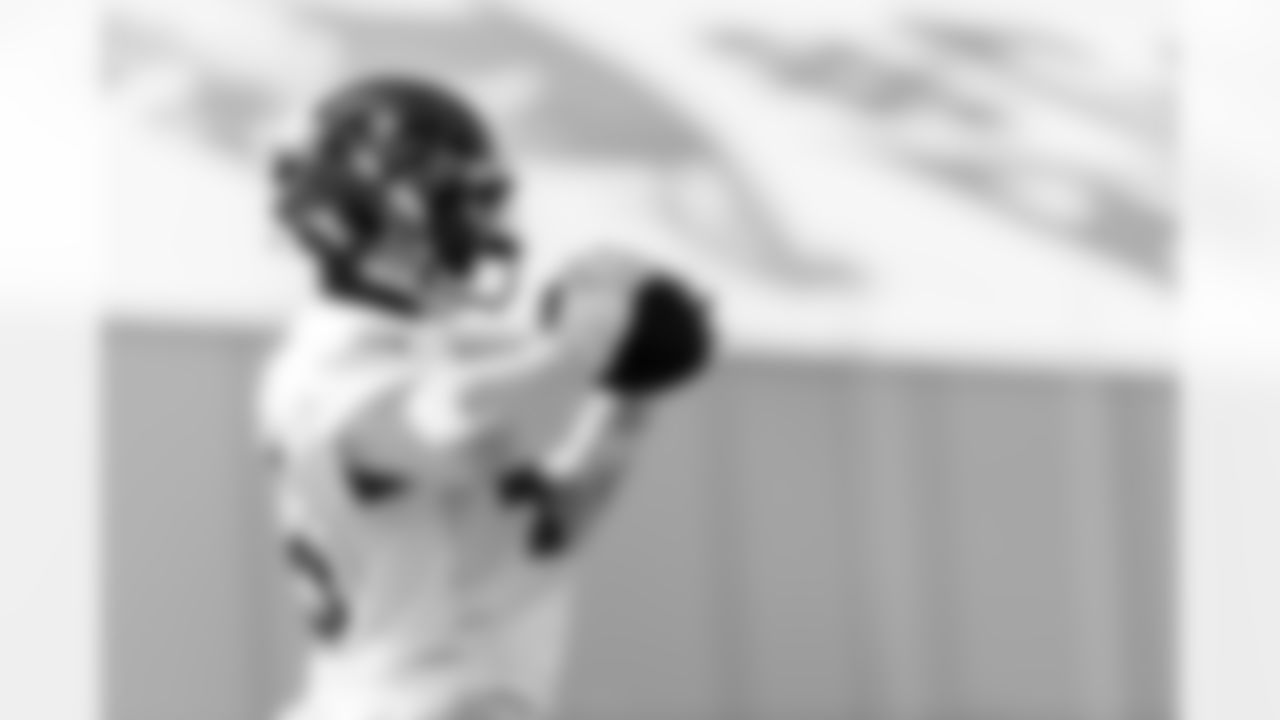 TAMPA, FL - November 20, 2025 - Linebacker Deion Jones #45 of the Tampa Bay Buccaneers during practice at AdventHealth Training Center. Photo By Tori Richman/Tampa Bay Buccaneers