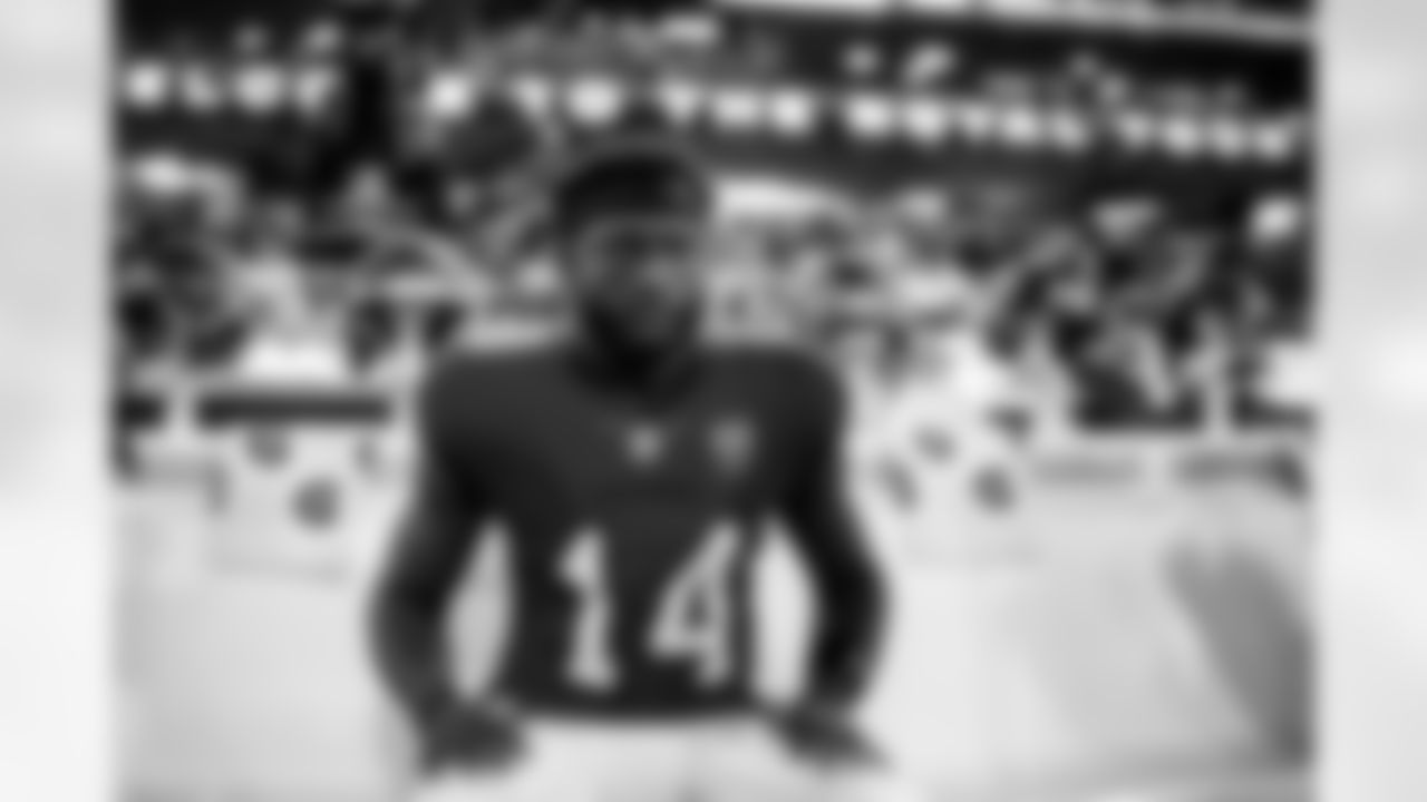 INGLEWOOD, CA - November 23, 2025 - Wide Receiver Chris Godwin #14 of the Tampa Bay Buccaneers before the game between the Tampa Bay Buccaneers and Los Angeles Rams. The Bucs lost the game, 34-7. Photo By Tori Richman/Tampa Bay Buccaneers