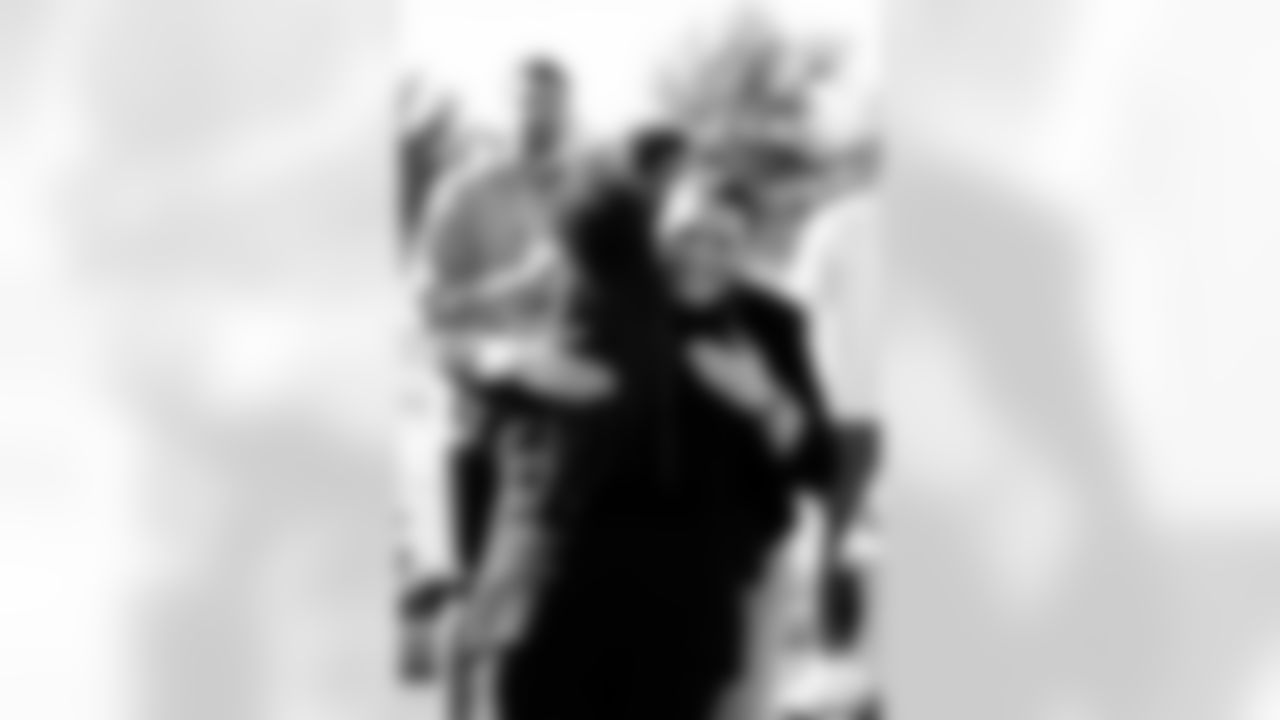 TAMPA, FL - January 02, 2026 - The Tampa Bay Buccaneers linebackers work with local partners to provide cars to families at AdventHealth Training Center. Photo By Kyle Zedaker/Tampa Bay Buccaneers