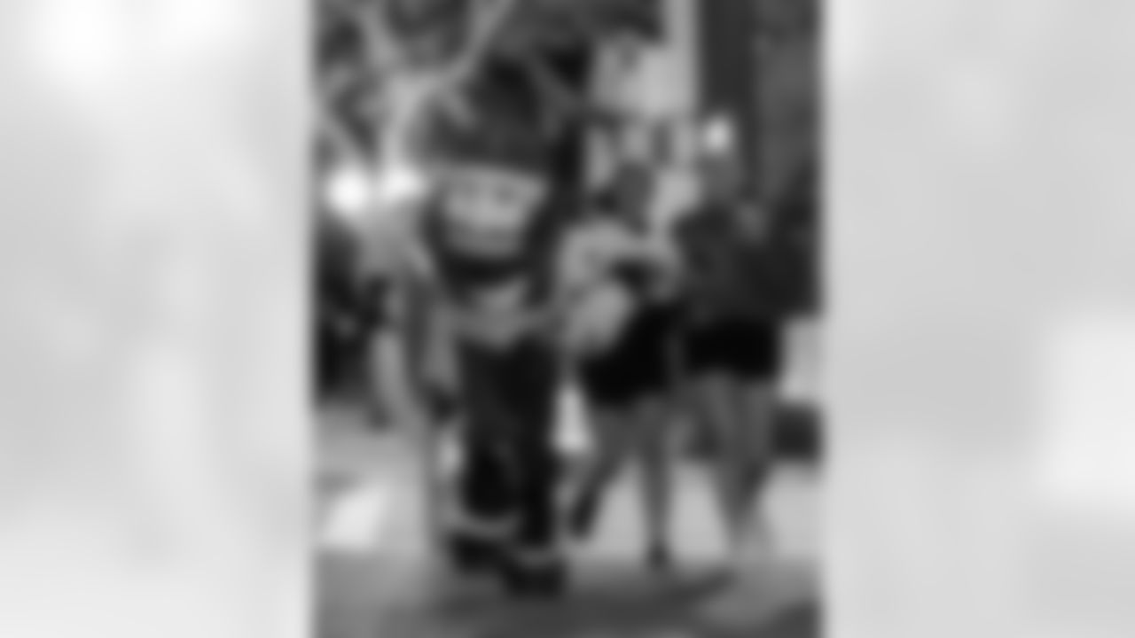 ST. PETERSBURG, FL - November 13, 2025 - Captain Fear during "Bucs Run" Raise The Flags event with Pinellas Run Club at Park & Rec in St. Petersburg. Photo By Doug DeFelice/Tampa Bay Buccaneers