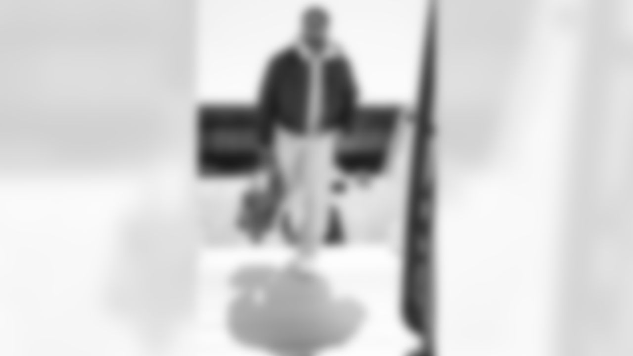 TAMPA, FL - November 15, 2025 - Wide Receiver Sterling Shepard #17 of the Tampa Bay Buccaneers departs before the Bucs' game against the Buffalo Bills. Photo By Tori Richman/Tampa Bay Buccaneers