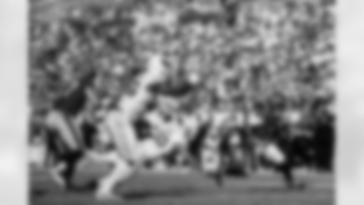 TAMPA, FL - November 30, 2025 - Running Back Bucky Irving #7 of the Tampa Bay Buccaneers scores a touchdown during the game between the Arizona Cardinals and Tampa Bay Buccaneers. The Bucs won the game, 20-17. Photo By Kyle Zedaker/Tampa Bay Buccaneers