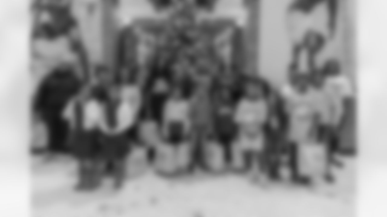 TAMPA, FL - December 16, 2025 - Antoine Winfield Jr. Holiday Shopping Spree at Dick's House of Sport International Plaza. Photo By Mike Carlson/Tampa Bay Buccaneers