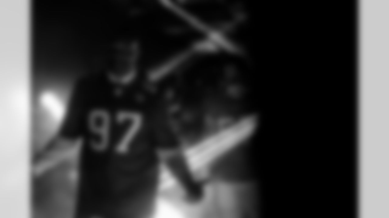 TAMPA, FL - November 30, 2025 - Buccaneers Legend Simeon Rice before the game between the Arizona Cardinals and Tampa Bay Buccaneers. The Bucs won the game, 20-17. Photo By Tori Richman/Tampa Bay Buccaneers