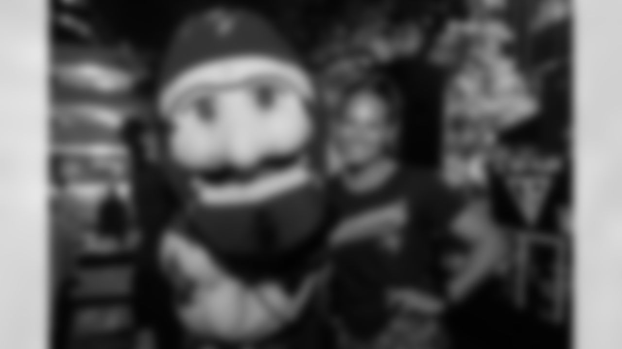 ST. PETERSBURG, FL - November 13, 2025 - Captain Fear during "Bucs Run" Raise The Flags event with Pinellas Run Club at Park & Rec in St. Petersburg. Photo By Doug DeFelice/Tampa Bay Buccaneers