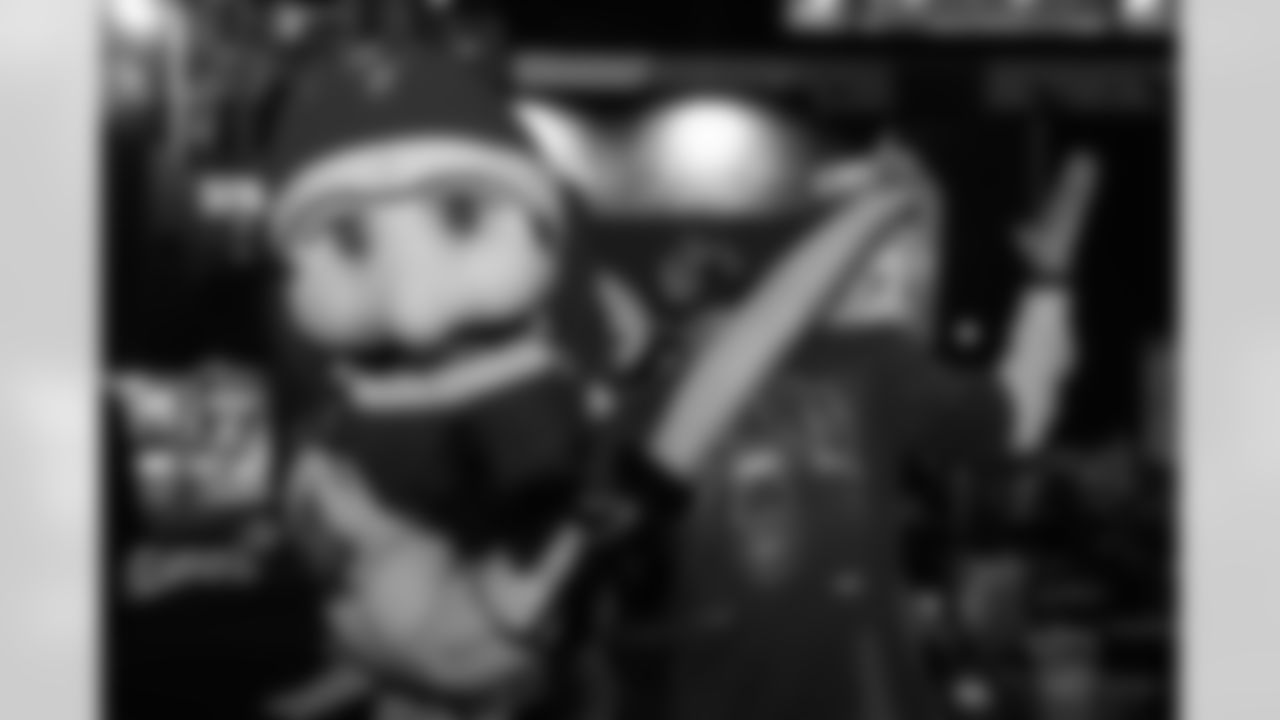 ST. PETERSBURG, FL - November 13, 2025 - Captain Fear during "Bucs Run" Raise The Flags event with Pinellas Run Club at Park & Rec in St. Petersburg. Photo By Doug DeFelice/Tampa Bay Buccaneers