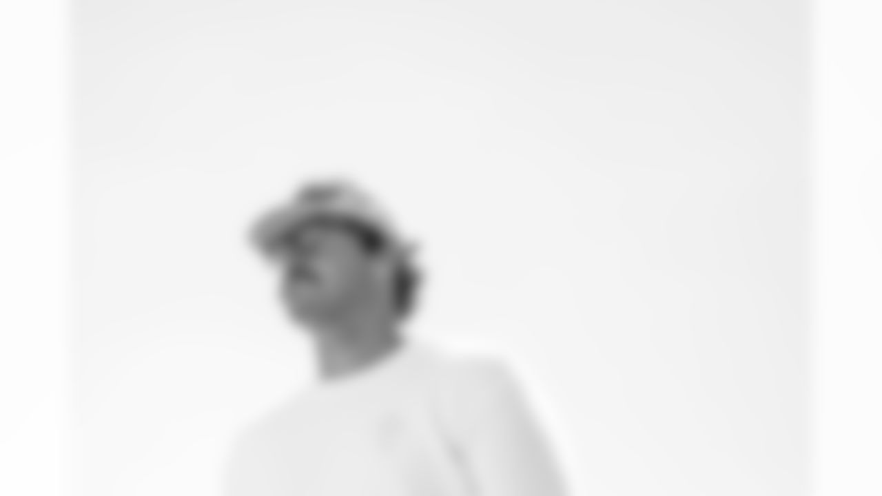 TAMPA, FL - November 15, 2025 - Tight End Payne Durham #87 of the Tampa Bay Buccaneers departs before the Bucs' game against the Buffalo Bills. Photo By Tori Richman/Tampa Bay Buccaneers