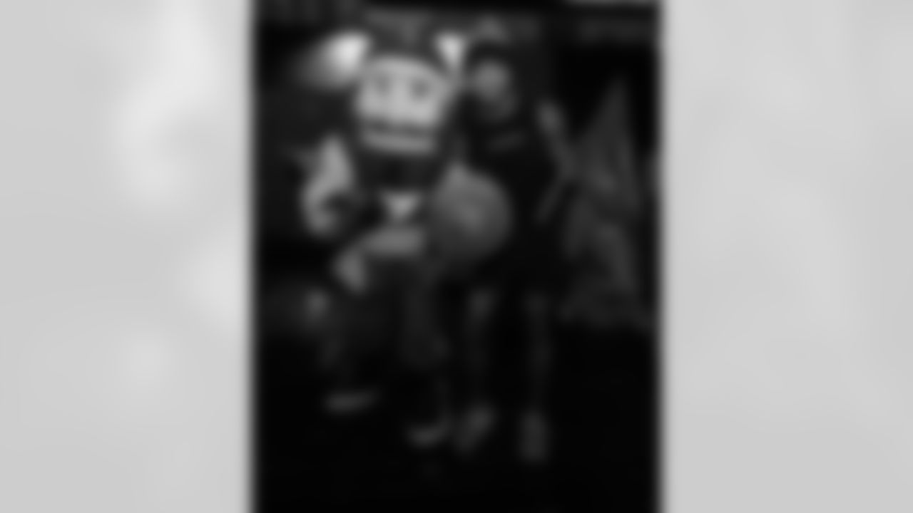 ST. PETERSBURG, FL - November 13, 2025 - Captain Fear during "Bucs Run" Raise The Flags event with Pinellas Run Club at Park & Rec in St. Petersburg. Photo By Doug DeFelice/Tampa Bay Buccaneers