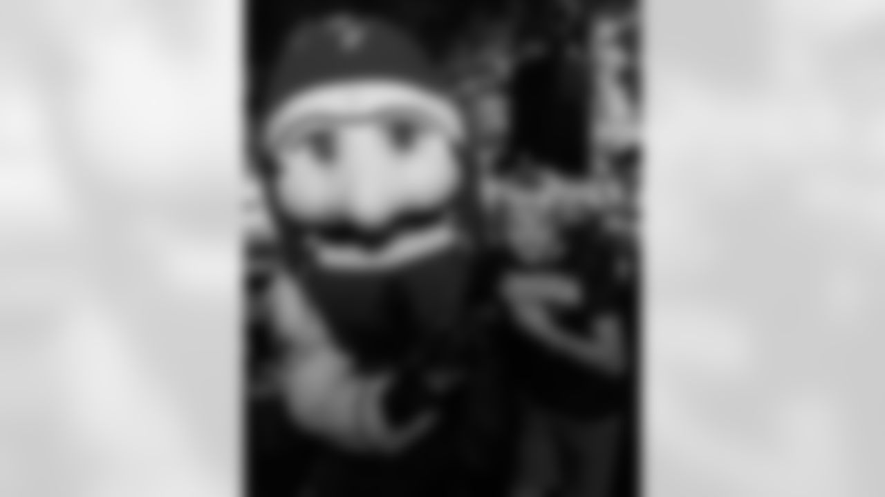 ST. PETERSBURG, FL - November 13, 2025 - Captain Fear during "Bucs Run" Raise The Flags event with Pinellas Run Club at Park & Rec in St. Petersburg. Photo By Doug DeFelice/Tampa Bay Buccaneers