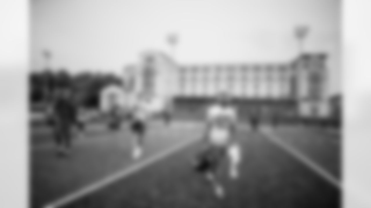 PITTSBURGH, PA - August 13, 2025 - Tight End Devin Culp #82, Offensive Tackle Charlie Heck #77, and Wide Receiver Dennis Houston #89 of the Tampa Bay Buccaneers before practice at Gesling Stadium. Photo By Kyle Zedaker/Tampa Bay Buccaneers