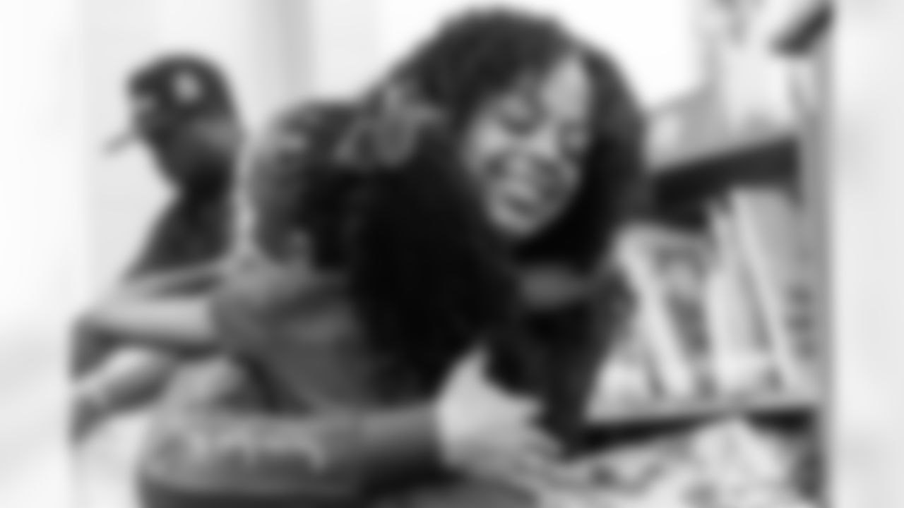 TAMPA, FL - March 03, 2026 - Tampa Bay Buccaneers Cheerleaders during the National Reading Month celebration hosted by The Tampa Bay Buccaneers and Dr. Seuss Enterprises at Potter Elementary School. Photo By Doug DeFelice/Tampa Bay Buccaneers