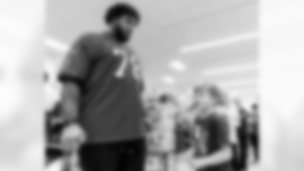 TAMPA, FL - December 15, 2025 - The Tampa Bay Buccaneers offensive line hosts the annual 'O-Line Lights Up Christmas' event providing holiday shopping sprees for local children. Photo By Kyle Zedaker/Tampa Bay Buccaneers