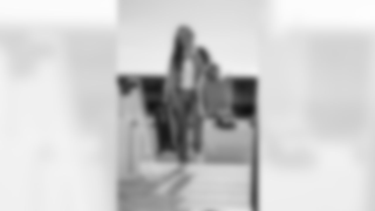 TAMPA, FL - December 27, 2025 - Senior Manager of Coaching Operations Sarah Evans of the Tampa Bay Buccaneers departs Tampa for a Week 17 game against the Miami Dolphins. Photo By Tori Richman/Tampa Bay Buccaneers