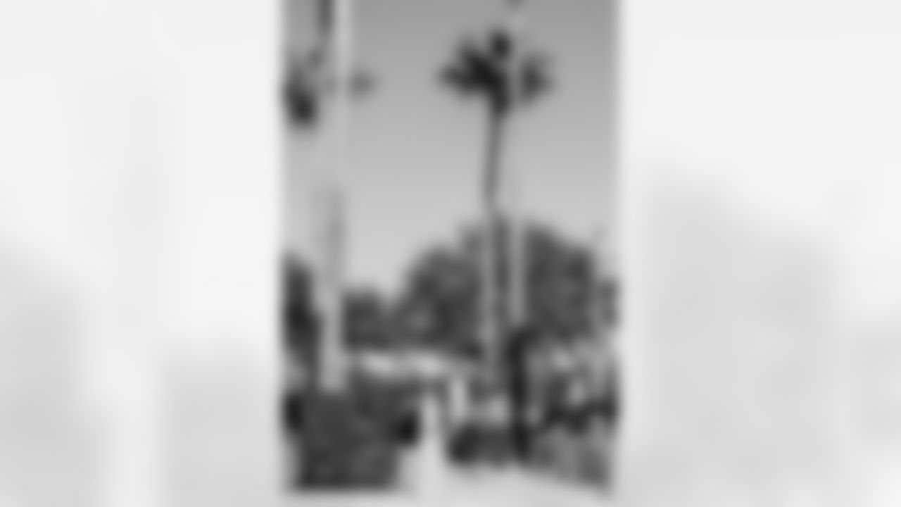 TAMPA, FL - January 27, 2026 - Offensive Coordinator Zac Robinson of the Tampa Bay Buccaneers and his family arrive before his introductory press conference at AdventHealth Training Center. Photo By Tori Richman/Tampa Bay Buccaneers