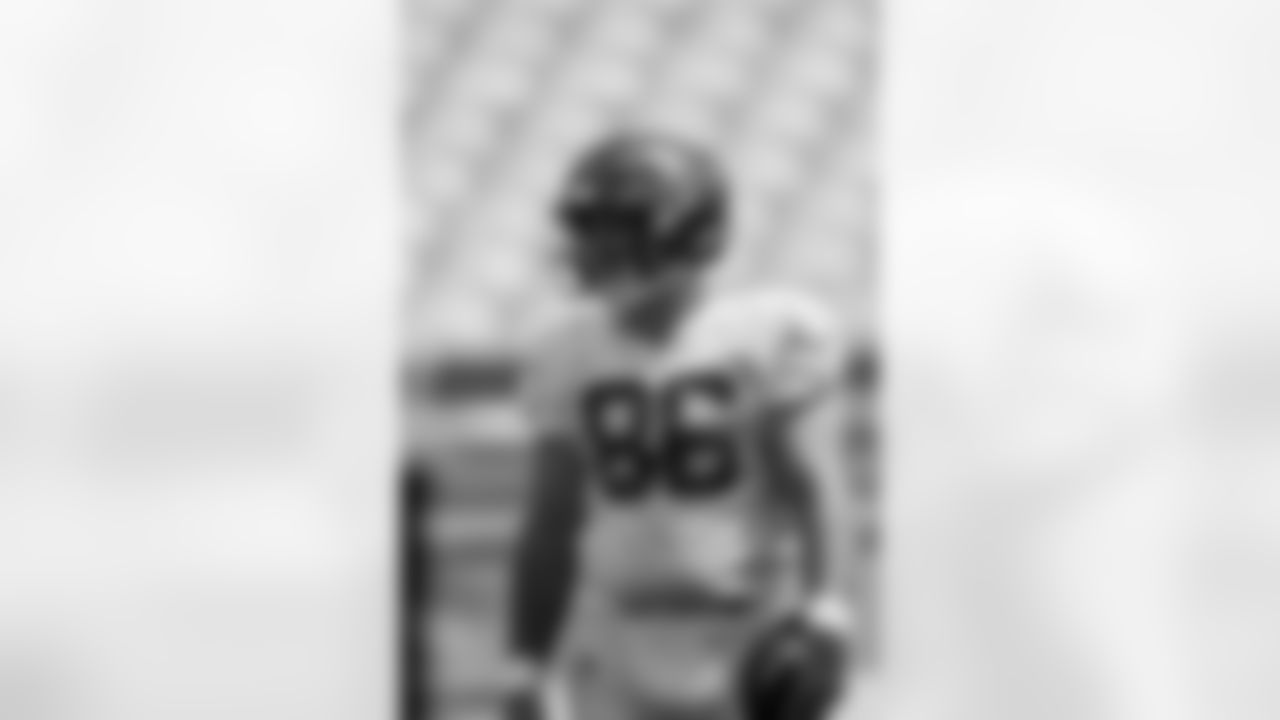 PITTSBURGH, PA - August 14, 2025 - Long Snapper Evan Deckers #86 of the Tampa Bay Buccaneers during a joint practice with the Pittsburgh Steelers at Acrisure Stadium. Photo By Chase McLaughlin/Tampa Bay Buccaneers
