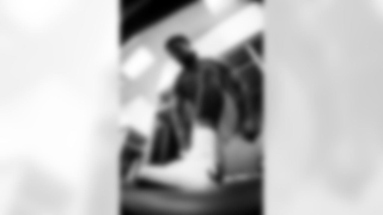 INGLEWOOD, CA - November 23, 2025 - Running Back Rachaad White #1 of the Tampa Bay Buccaneers before the game between the Tampa Bay Buccaneers and Los Angeles Rams. The Bucs lost the game, 34-7. Photo By Kyle Zedaker/Tampa Bay Buccaneers