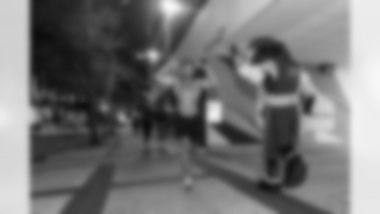 ST. PETERSBURG, FL - November 13, 2025 - Captain Fear during "Bucs Run" Raise The Flags event with Pinellas Run Club at Park & Rec in St. Petersburg. Photo By Doug DeFelice/Tampa Bay Buccaneers