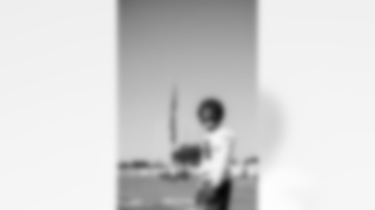 TAMPA, FL - November 20, 2025 - Inside Linebacker Lavonte David #54 of the Tampa Bay Buccaneers during practice at AdventHealth Training Center. Photo By Tori Richman/Tampa Bay Buccaneers