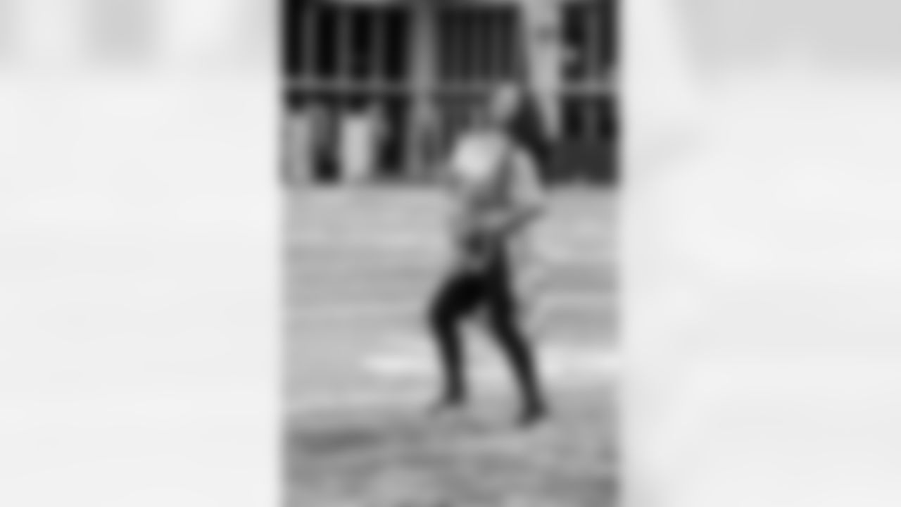 TAMPA, FL - November 19, 2025 - Tampa Bay Buccaneers Cheerleaders and Alumni during Field Rehearsal at AdventHealth Training Center. Photo By Tori Richman/Tampa Bay Buccaneers