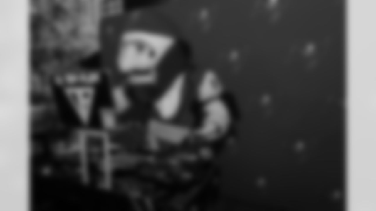 ST. PETERSBURG, FL - November 13, 2025 - Captain Fear during "Bucs Run" Raise The Flags event with Pinellas Run Club at Park & Rec in St. Petersburg. Photo By Doug DeFelice/Tampa Bay Buccaneers