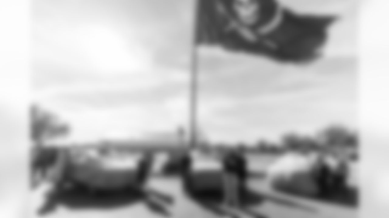 TAMPA, FL - January 02, 2026 - The Tampa Bay Buccaneers linebackers work with local partners to provide cars to families at AdventHealth Training Center. Photo By Kyle Zedaker/Tampa Bay Buccaneers