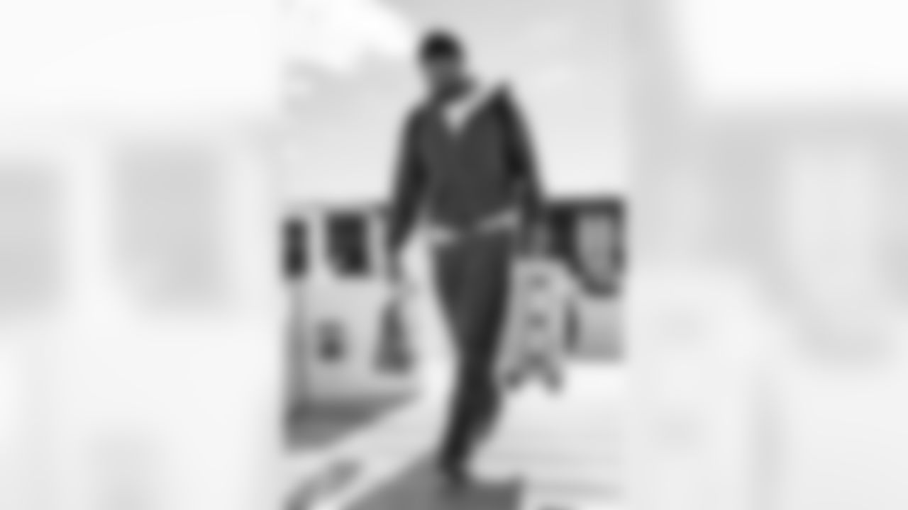 TAMPA, FL - December 27, 2025 - Inside Linebacker SirVocea Dennis #8 of the Tampa Bay Buccaneers departs Tampa for a Week 17 game against the Miami Dolphins. Photo By Tori Richman/Tampa Bay Buccaneers