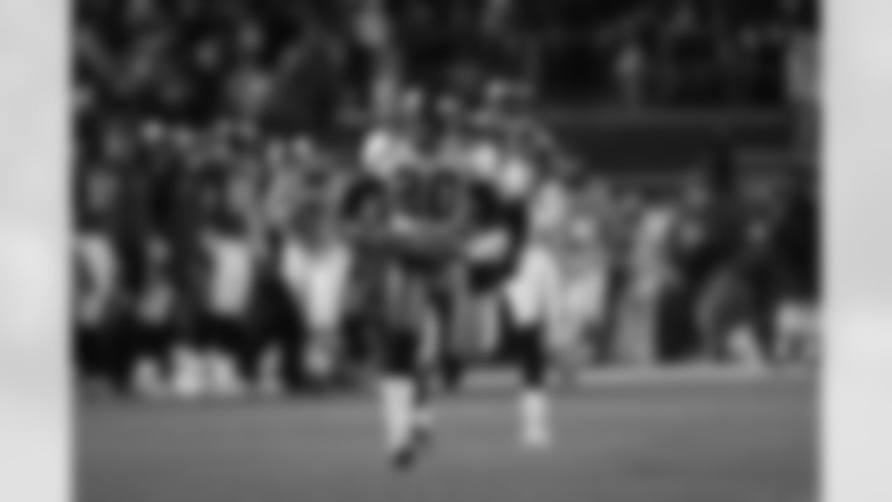 PHILADELPHIA, PA - JANUARY 19: Cornerback Ronde Barber #20 of the Tampa Bay Buccaneers returns an interception 92 yards for a touchdown against the Philadelphia Eagles during the NFC Championship Game at Veterans Stadium on January 19, 2003 in Philadelphia, Pennsylvania. The Buccaneers won 27-10. (Rod Millington/Tampa Bay Buccaneers)