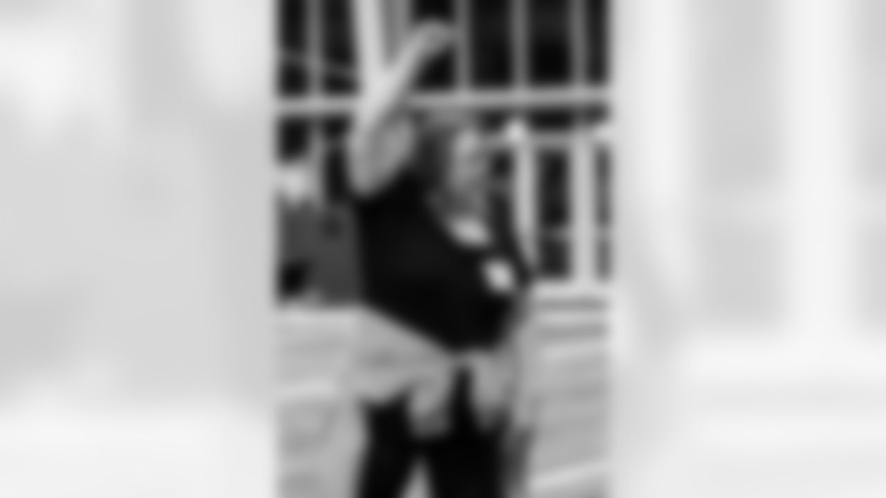 TAMPA, FL - November 19, 2025 - Tampa Bay Buccaneers Cheerleaders and Alumni during Field Rehearsal at AdventHealth Training Center. Photo By Tori Richman/Tampa Bay Buccaneers