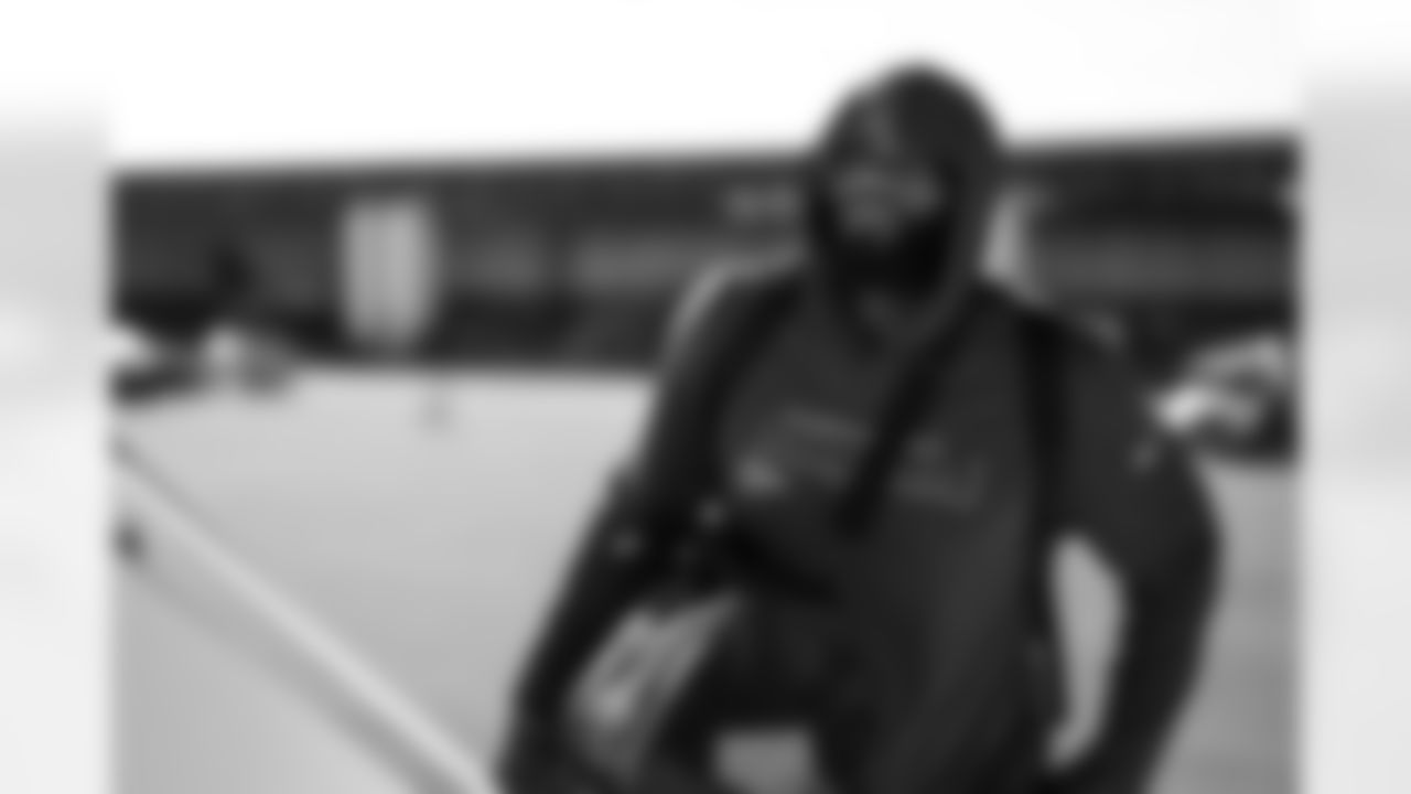 TAMPA, FL - November 22, 2025 - Tight End Devin Culp #82 of the Tampa Bay Buccaneers departs before the game against the Los Angeles Rams. Photo By Tori Richman/Tampa Bay Buccaneers