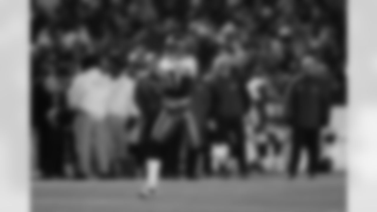 PHILADELPHIA, PA - JANUARY 19: Cornerback Ronde Barber #20 of the Tampa Bay Buccaneers returns an interception 92-yards for a touchdown against the Philadelphia Eagles during the NFC Championship Game at Veterans Stadium on January 19, 2003 in Philadelphia, Pennsylvania. The Buccaneers won 27-10. (J Meric/Tampa Bay Buccaneers)