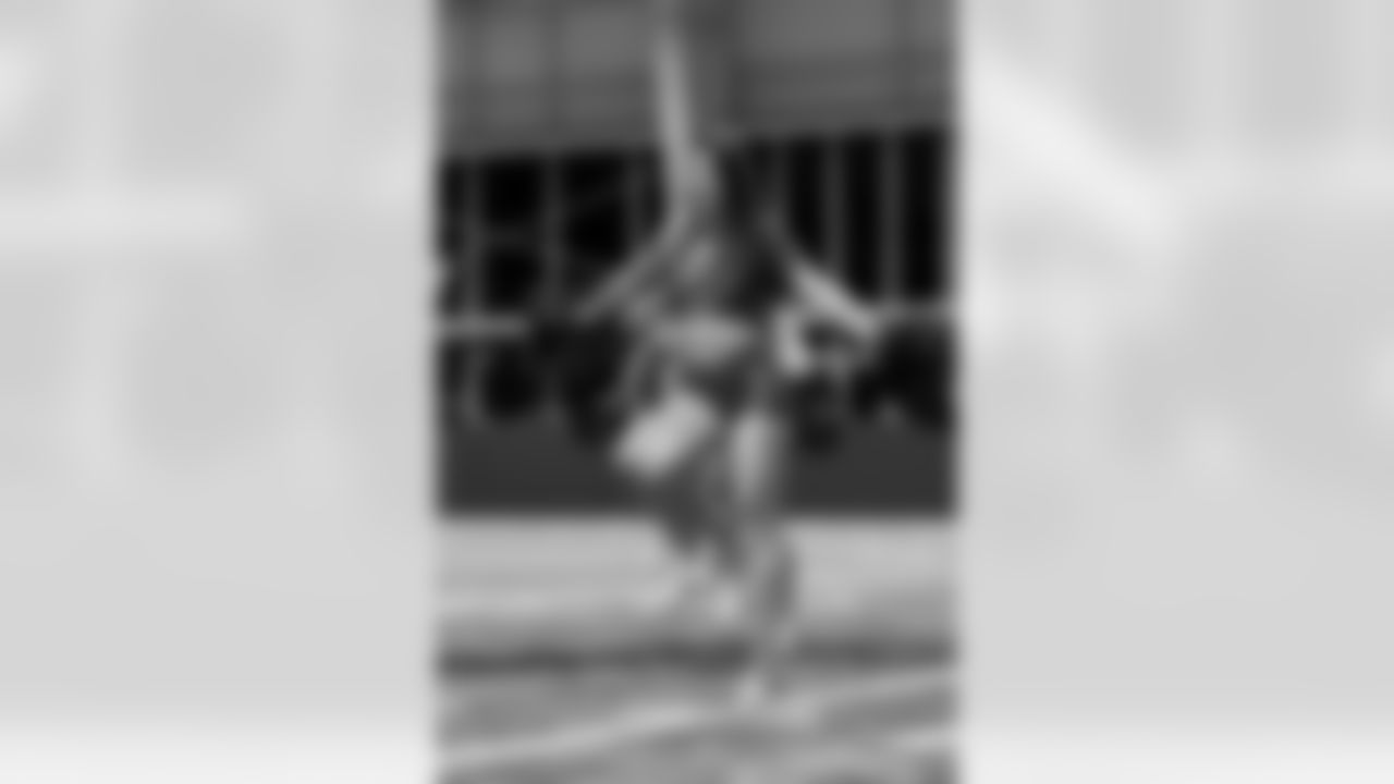 TAMPA, FL - January 02, 2026 - Tampa Bay Buccaneers Cheerleaders field rehearsal at AdventHealth Training Center. Photo By Tori Richman/Tampa Bay Buccaneers