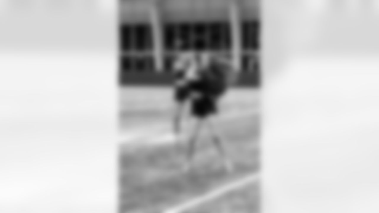 TAMPA, FL - November 20, 2025 - Tampa Bay Buccaneers Cheerleaders during Field Rehearsal at AdventHealth Training Center. Photo By Tori Richman/Tampa Bay Buccaneers