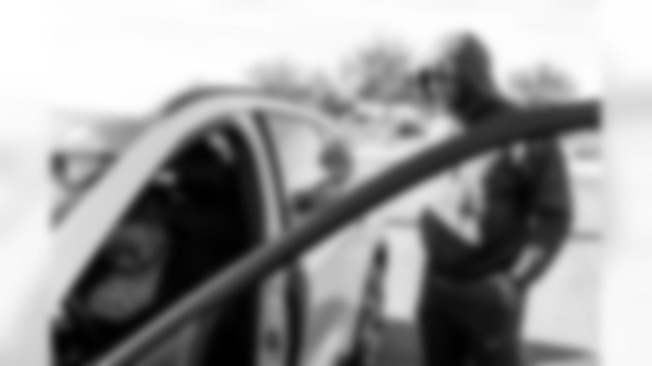 TAMPA, FL - January 02, 2026 - The Tampa Bay Buccaneers linebackers work with local partners to provide cars to families at AdventHealth Training Center. Photo By Kyle Zedaker/Tampa Bay Buccaneers