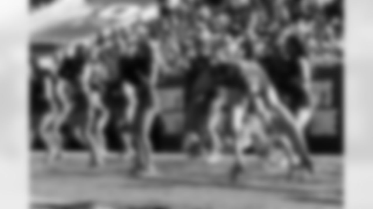 TAMPA, FL - November 30, 2025 - Tampa Bay Buccaneers Cheerleaders during the game between the Arizona Cardinals and Tampa Bay Buccaneers. The Bucs won the game, 20-17. Photo By Doug DeFelice/Tampa Bay Buccaneers