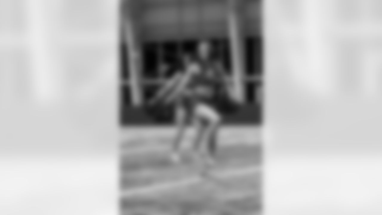 TAMPA, FL - January 02, 2026 - Tampa Bay Buccaneers Cheerleaders field rehearsal at AdventHealth Training Center. Photo By Tori Richman/Tampa Bay Buccaneers