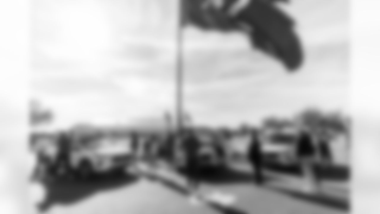 TAMPA, FL - January 02, 2026 - The Tampa Bay Buccaneers linebackers work with local partners to provide cars to families at AdventHealth Training Center. Photo By Kyle Zedaker/Tampa Bay Buccaneers