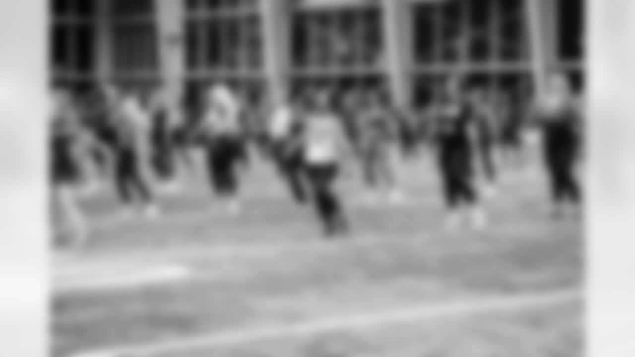 TAMPA, FL - November 19, 2025 - Tampa Bay Buccaneers Cheerleaders and Alumni during Field Rehearsal at AdventHealth Training Center. Photo By Tori Richman/Tampa Bay Buccaneers