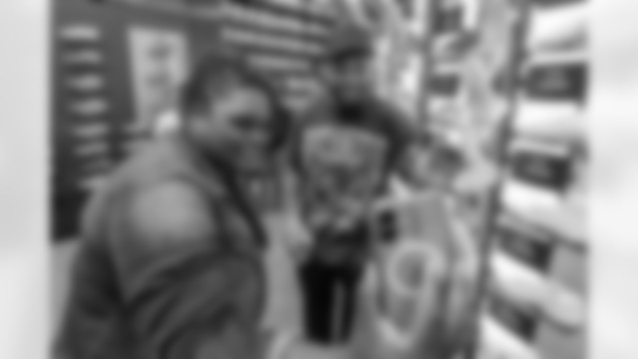 TAMPA, FL - December 16, 2025 - Antoine Winfield Jr. Holiday Shopping Spree at Dick's House of Sport International Plaza. Photo By Mike Carlson/Tampa Bay Buccaneers