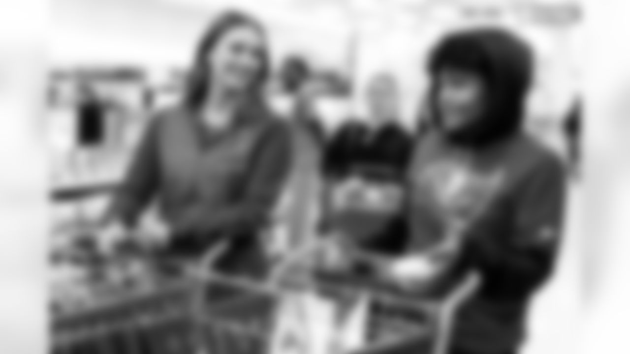 TAMPA, FL - December 15, 2025 - The Tampa Bay Buccaneers offensive line hosts the annual 'O-Line Lights Up Christmas' event providing holiday shopping sprees for local children. Photo By Kyle Zedaker/Tampa Bay Buccaneers