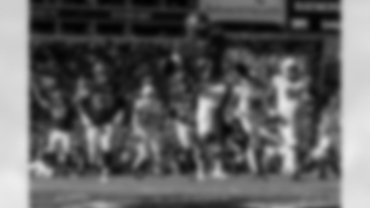 TAMPA, FL - November 30, 2025 - Running Back Bucky Irving #7 of the Tampa Bay Buccaneers scores a touchdown during the game between the Arizona Cardinals and Tampa Bay Buccaneers. The Bucs won the game, 20-17. Photo By Mike Carlson/Tampa Bay Buccaneers