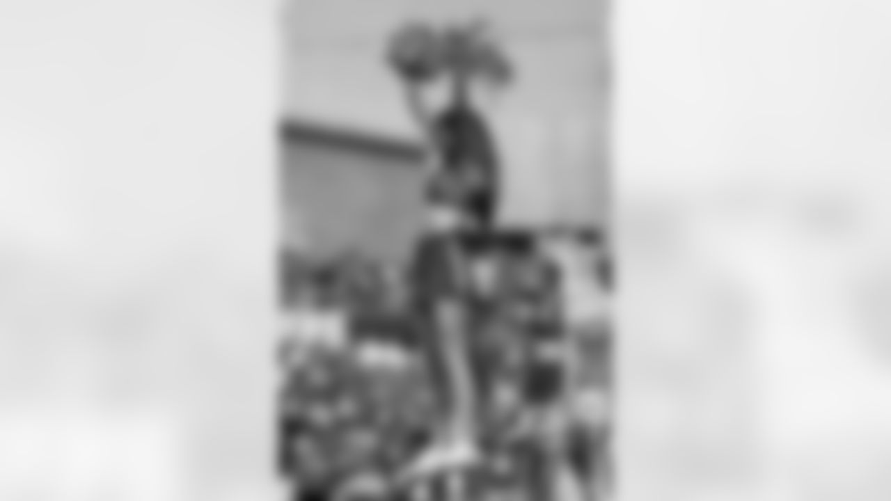 TAMPA, FL - November 09, 2025 - Tampa Bay Buccaneers Cheerleaders during the game between the New England Patriots and Tampa Bay Buccaneers. The Bucs lost the game, 28-23. Photo By Doug DeFelice/Tampa Bay Buccaneers