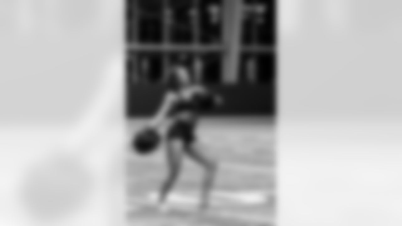 TAMPA, FL - November 20, 2025 - Tampa Bay Buccaneers Cheerleaders during Field Rehearsal at AdventHealth Training Center. Photo By Tori Richman/Tampa Bay Buccaneers