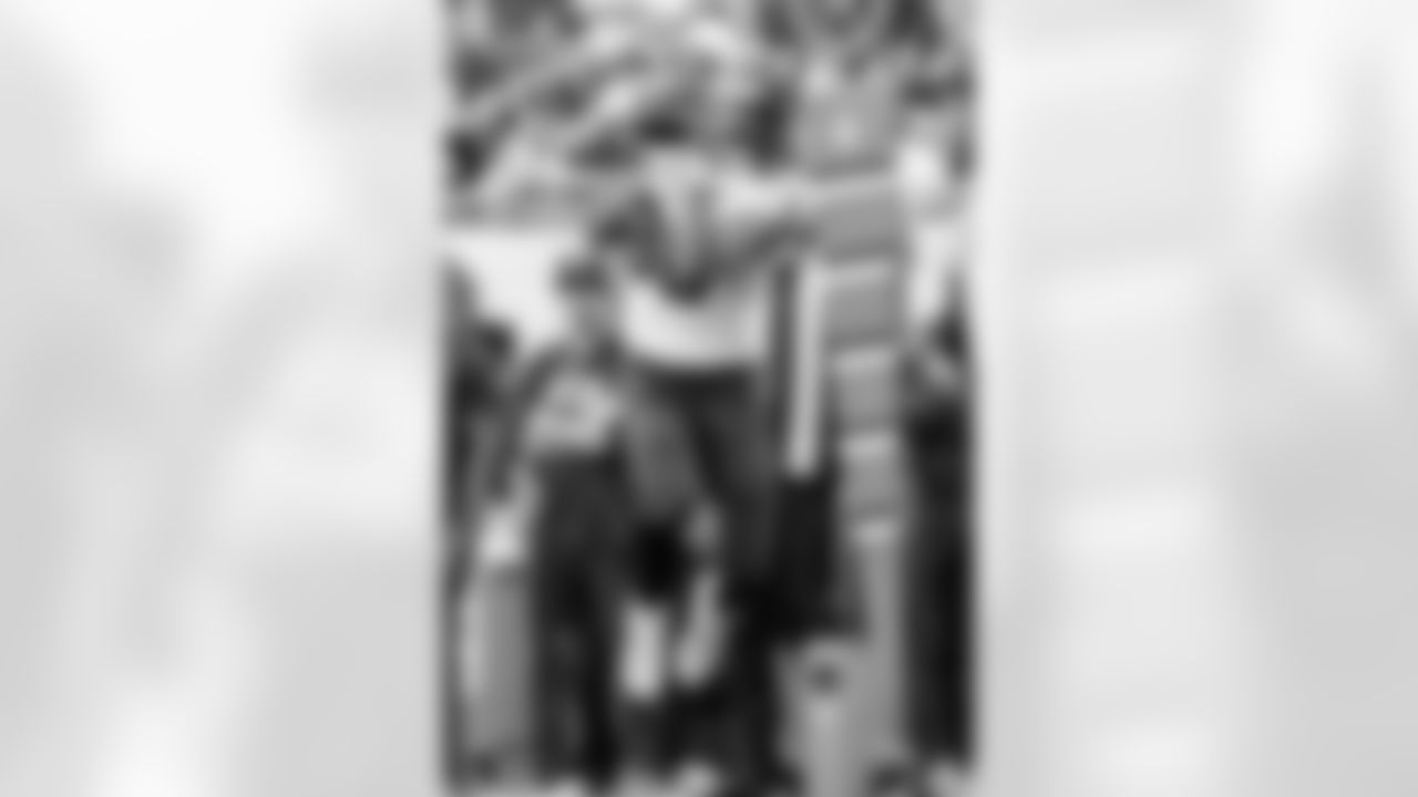 TAMPA, FL - November 09, 2025 - Tight End Cade Otton #88 of the Tampa Bay Buccaneers during the game between the New England Patriots and Tampa Bay Buccaneers. The Bucs lost the game, 28-23. Photo By Doug DeFelice/Tampa Bay Buccaneers