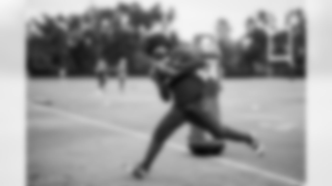 TAMPA, FL - November 06, 2025 - Inside Linebacker Lavonte David #54 of the Tampa Bay Buccaneers during practice at AdventHealth Training Center. Photo By Tori Richman/Tampa Bay Buccaneers