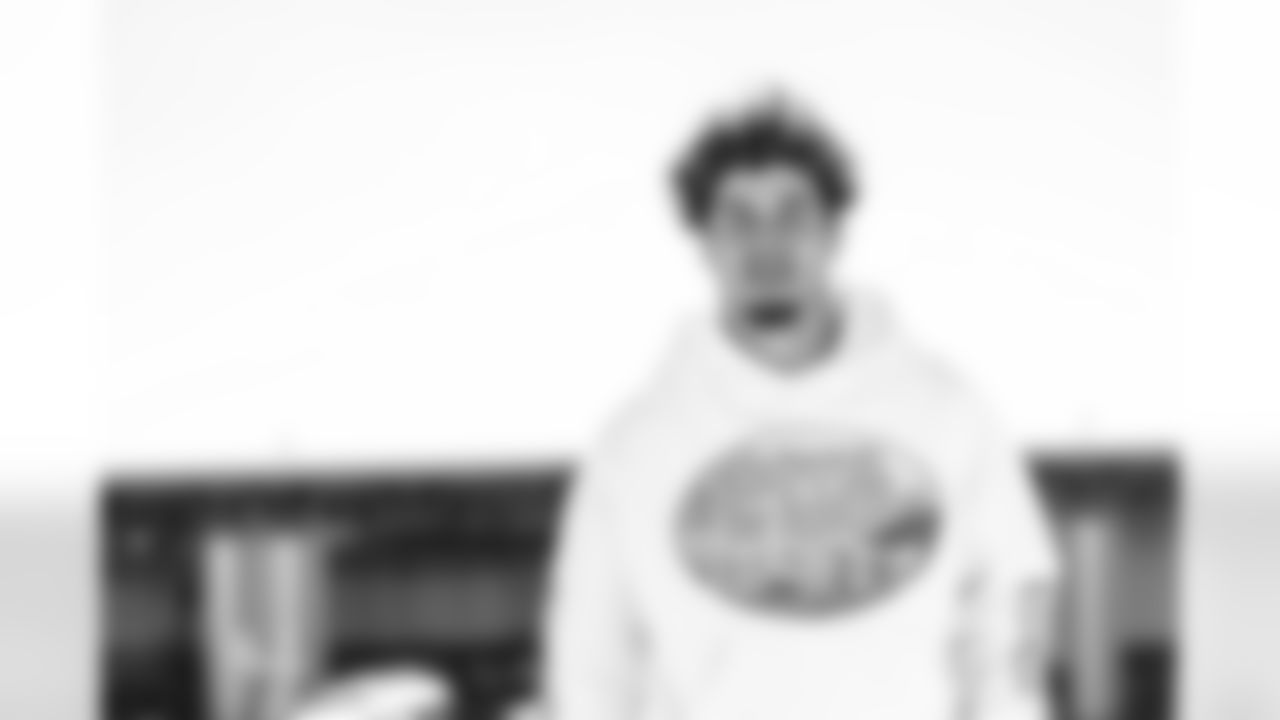 TAMPA, FL - November 15, 2025 - Cornerback Zyon McCollum #27 of the Tampa Bay Buccaneers departs before the Bucs' game against the Buffalo Bills. Photo By Tori Richman/Tampa Bay Buccaneers